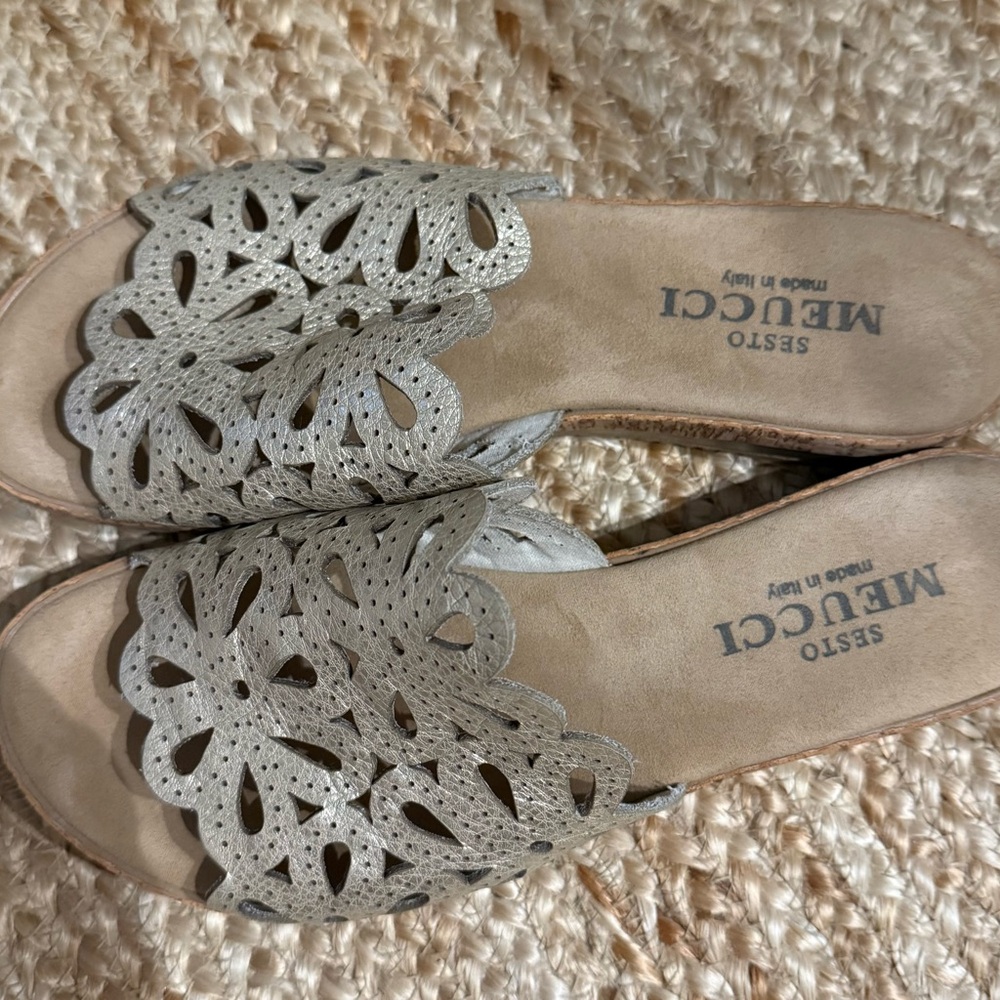 Sesto Meucci Women's Gold Slip On Slide Sandals Size 8N